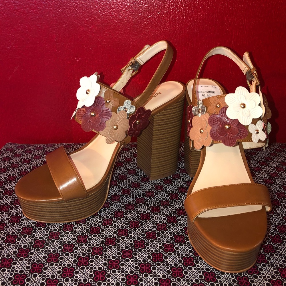 Nine West awesome floral sandals. New out of box.
